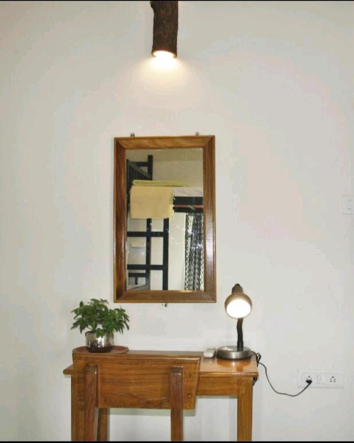 Monalisa Hostel Varanasi Bagian luar foto